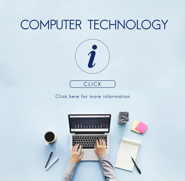 Osoba pracující s přenosným počítačem — Stock fotografie
