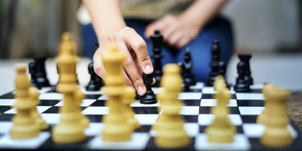 Person, die im Schach spielt — Stockfoto