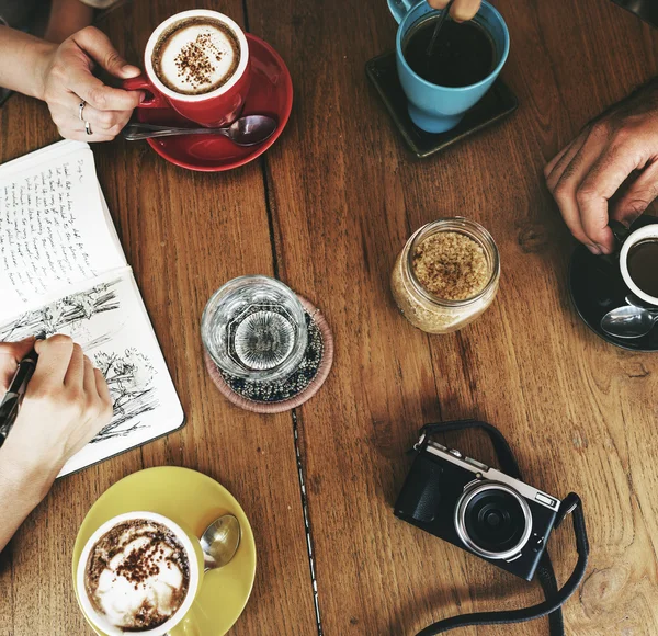 Přátelé pijí kávu — Stock fotografie
