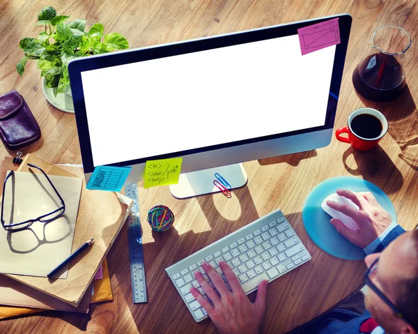 Hombre usando la computadora — Foto de Stock