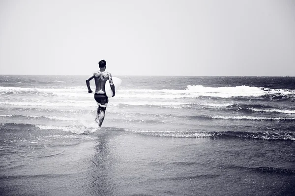 Mężczyzna biegający po plaży — Zdjęcie stockowe