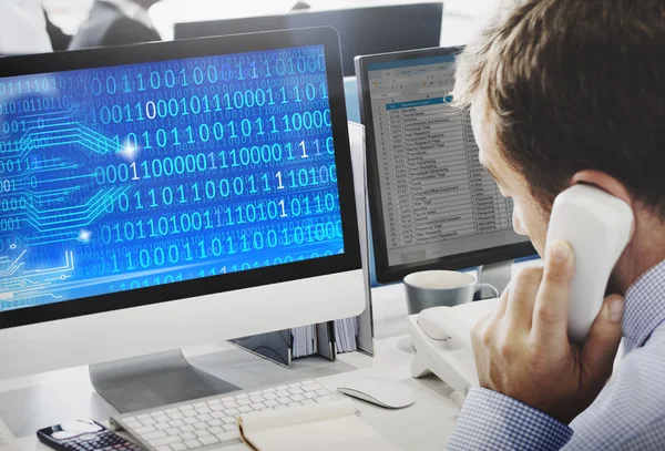 Üzletember működő számítógépen, a bináris kód — Stock Fotó