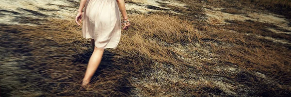 Mujer joven caminando — Foto de Stock