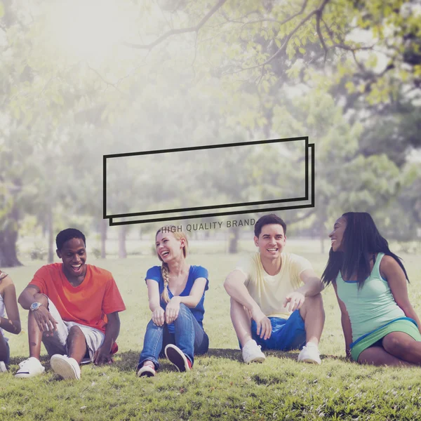 Jeunes amis en plein air — Photo