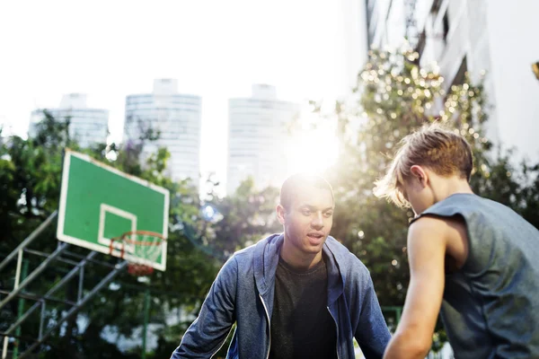Basketballtrainer mit Junge — Stockfoto