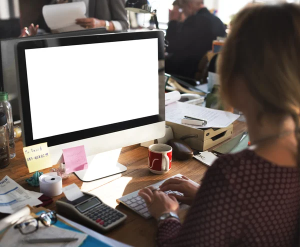 Geschäftsfrau arbeitet im Büro — Stockfoto