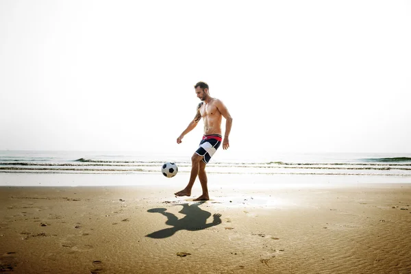 Muž s míčem cvičení — Stock fotografie
