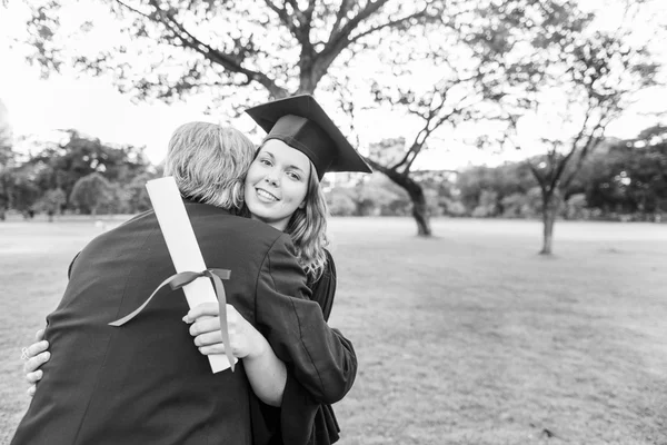 Célébration du diplôme, étudiant avec professeur — Photo