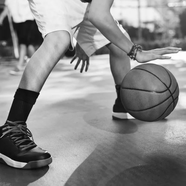 Jongen die basketbal speelt — Stockfoto