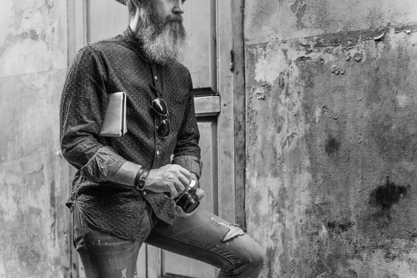 Людина Hipster ходьби вулиці — стокове фото