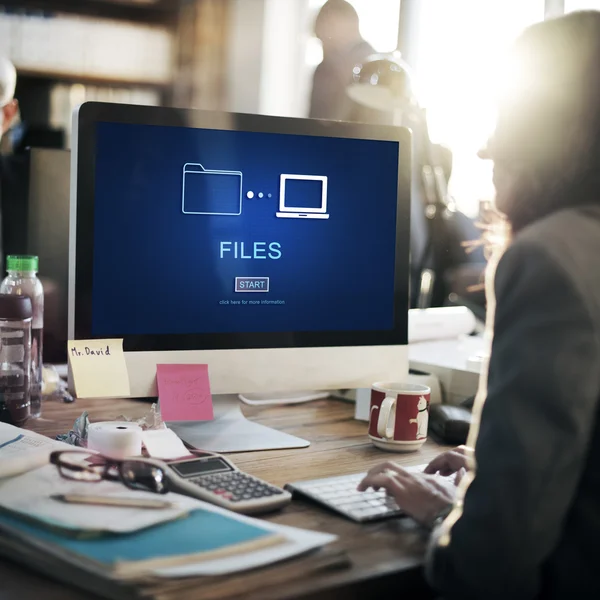 Donna d'affari guardando sul monitor — Foto Stock