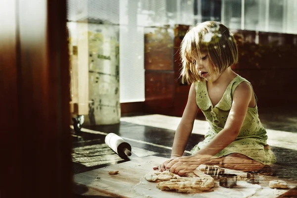 Dziewczyna, wyrabiania ciasta dla plików cookie — Zdjęcie stockowe