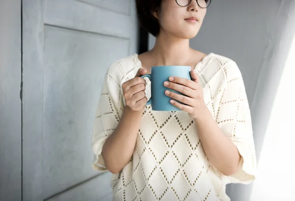 Mujer sosteniendo taza de té — Foto de Stock