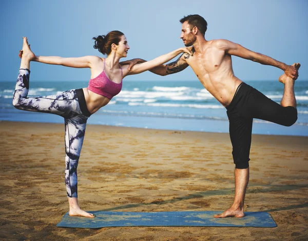 Homme et femme pratiquant le yoga — Photo