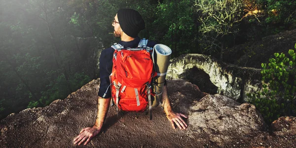 Homem sentado no topo — Fotografia de Stock