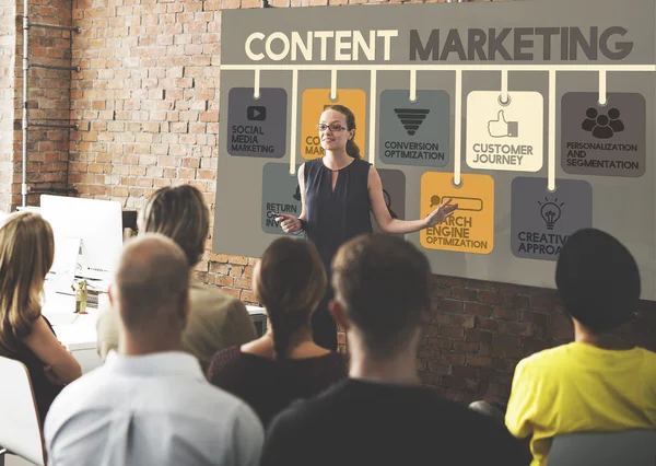 Ludzie na konferencji z Content marketingu — Zdjęcie stockowe