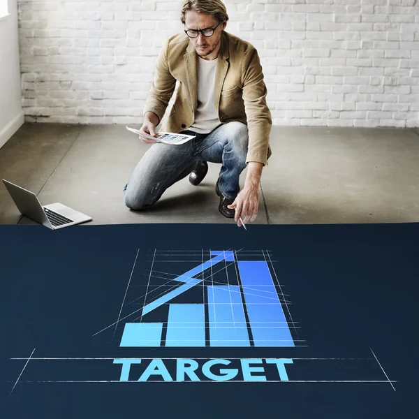 Empresário que trabalha com o Target — Fotografia de Stock