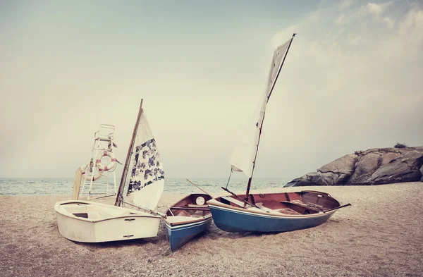静かな海辺で帆ボート — ストック写真
