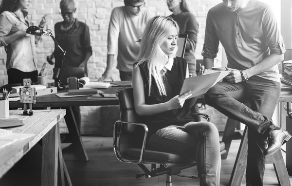 Hipsters travaillant dans le bureau contemporain — Photo