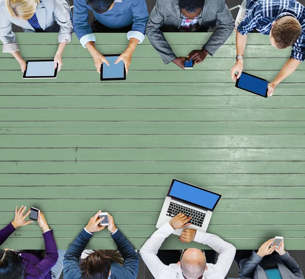 Mnohonárodnostní lidí, kteří používají různá zařízení — Stock fotografie