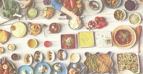 Amigos comendo para grande mesa — Fotografia de Stock