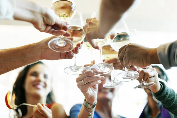 Menschen jubeln am Tisch — Stockfoto