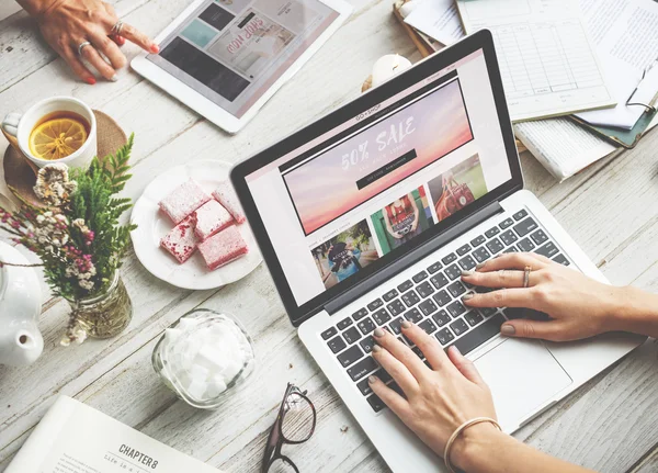 Frauen kaufen online ein — Stockfoto