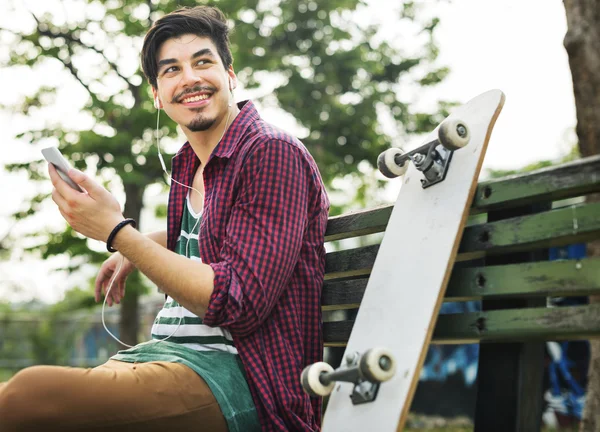 Homem bonito com skate — Fotografia de Stock