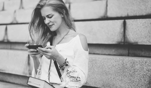 Vrouw met slimme telefoon in handen — Stockfoto