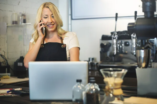 Mujer en la cafetería trabajando con ordenador — Foto de Stock