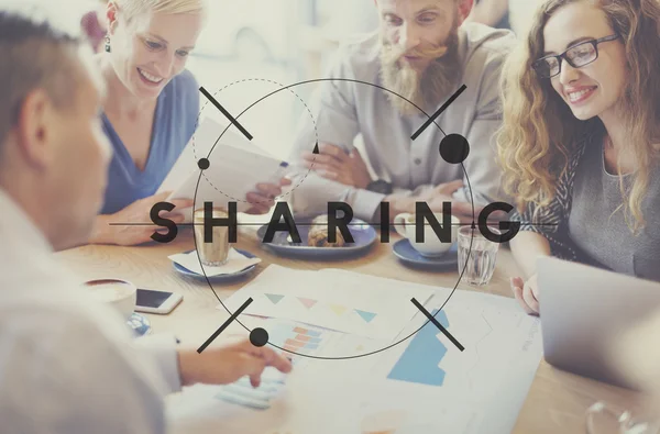 Personas discutiendo sobre Compartir — Foto de Stock