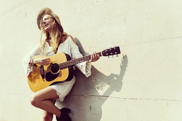 Porträt eines Mädchens mit Gitarre — Stockfoto