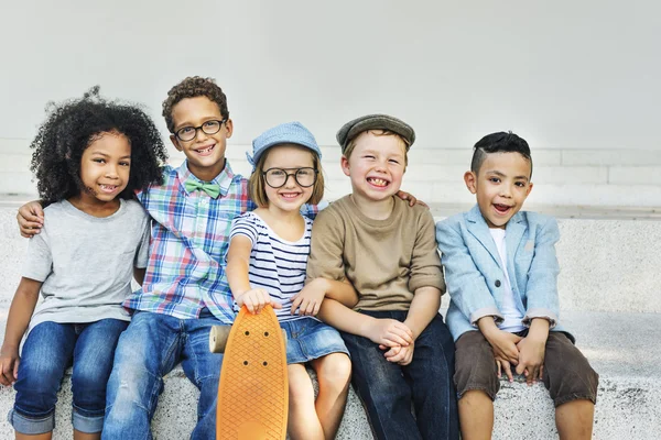 Kinderen lachen en plezier hebben — Stockfoto