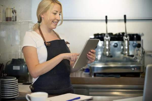 Barista trabajando en la cafetería —  Fotos de Stock