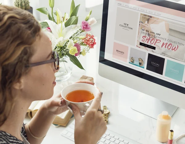 Woman shopping online. — Stock Photo, Image