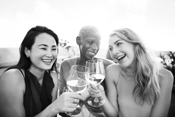 Разнообразие женщин, пьющих шампанское — стоковое фото
