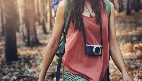 Menina bonita com câmera — Fotografia de Stock