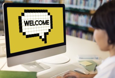 Bilgisayarla okuyan çocuk