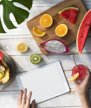 meyve kokteyli içme kız 