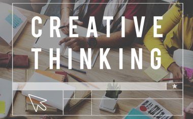 Üniversite öğrencileri birlikte beyin fırtınası