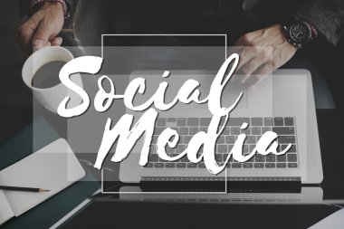 Laptop klavyesinde yazan kişi 