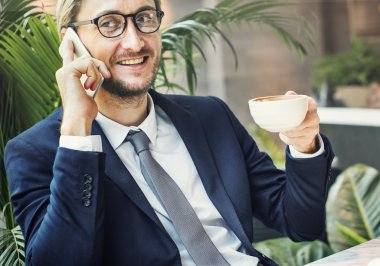 kahve ile yakışıklı işadamı