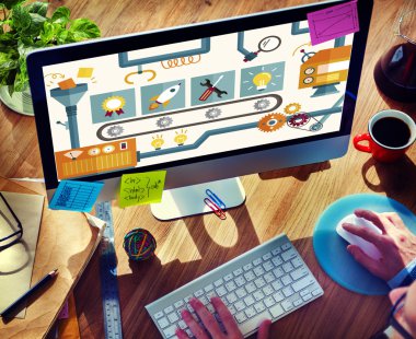 Bilgisayar kullanan adam