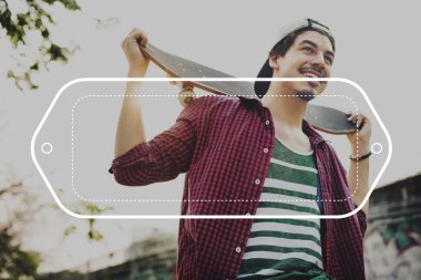 kaykay ile yakışıklı adam