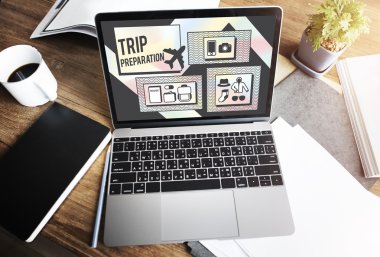 masa üstünde laptop açık