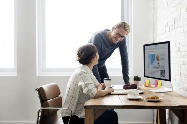 toplantıda konuşan insanlar