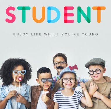 Çocuklar gülüyor ve eğlenin