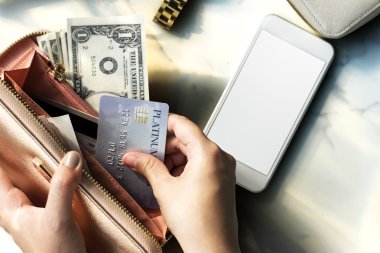 para ve kredi kartı tutan kadın