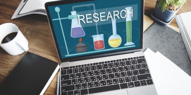 masa üstünde laptop açık