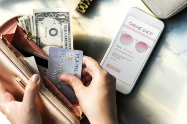 para ve kredi kartı tutan kadın